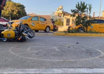 El taxista del sitio Libertad, con número económico 00-316 y placas 98FA6M, impactó al motociclista al intentar incorporarse a la circulación en Símbolos Patrios.