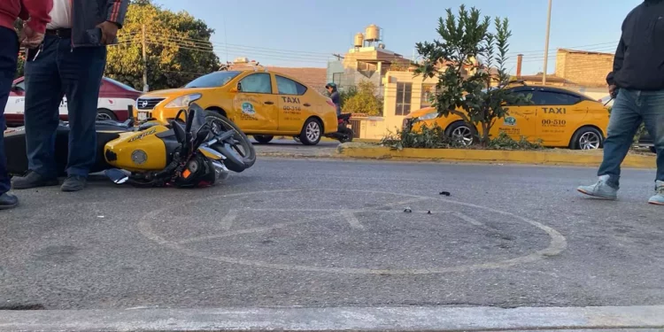 El taxista del sitio Libertad, con número económico 00-316 y placas 98FA6M, impactó al motociclista al intentar incorporarse a la circulación en Símbolos Patrios.