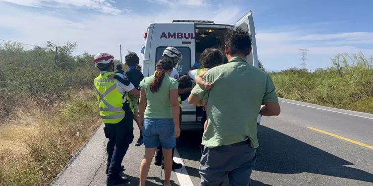 Tres menores de edad, así como su padre y su madre, resultaron con lesiones leves luego de sufrir un accidente automovilístico cuando regresaban de una cita médica en el puerto de Salina Cruz.
