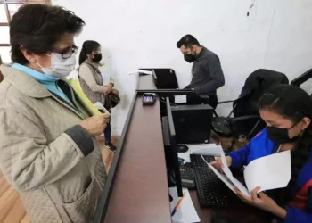 Foto: Adrián Gaytán // Trabajadores municipales esperan la gratificación en el último trecho del año.