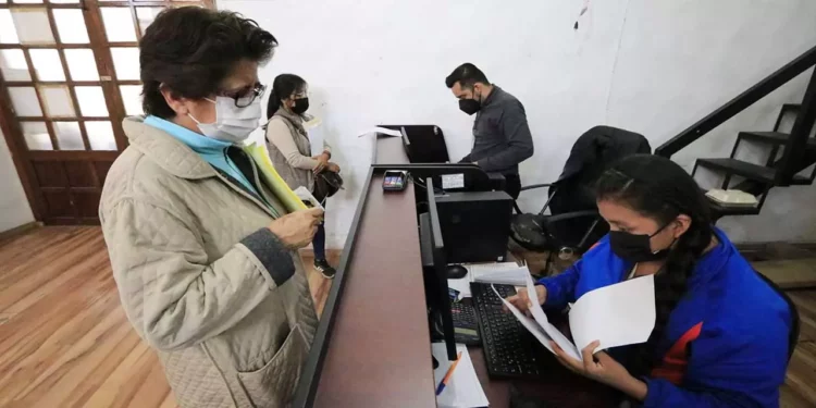 Foto: Adrián Gaytán // Trabajadores municipales esperan la gratificación en el último trecho del año.
