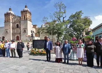 Foto: Adrián Gaytán // Tras la ceremonia, las autoridades invitadas montaron una guardia de honor junto a la placa conmemorativa.