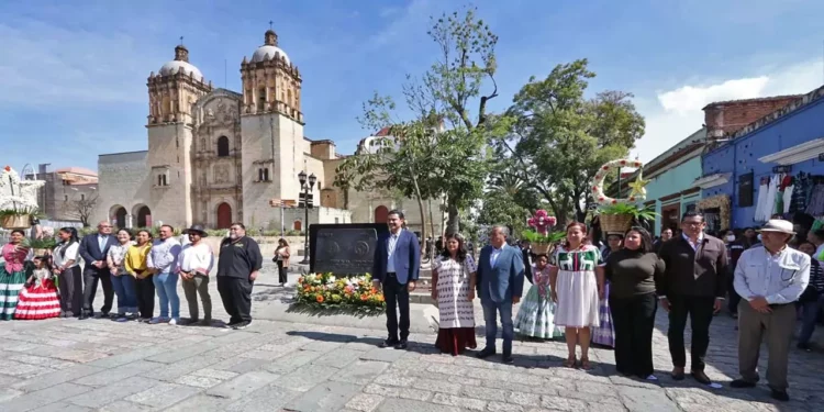 Foto: Adrián Gaytán // Tras la ceremonia, las autoridades invitadas montaron una guardia de honor junto a la placa conmemorativa.