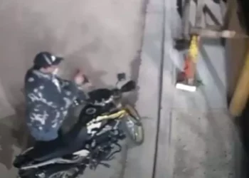 Foto: tomada de video // Un individuo realiza maniobras para echar a andar y robar una moto en el Centro Histórico.