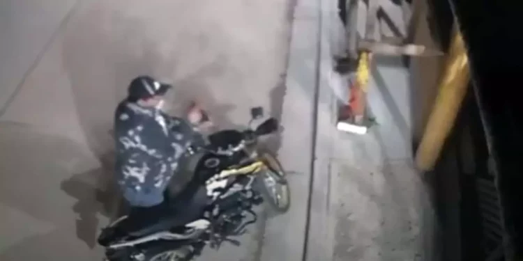 Foto: tomada de video // Un individuo realiza maniobras para echar a andar y robar una moto en el Centro Histórico.