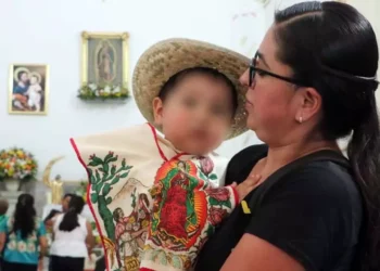 Foto: Adrián Gaytán // Una tradición de inicio de la fe, señalan padres como Jaime y Anel al acudir con su pequeño.