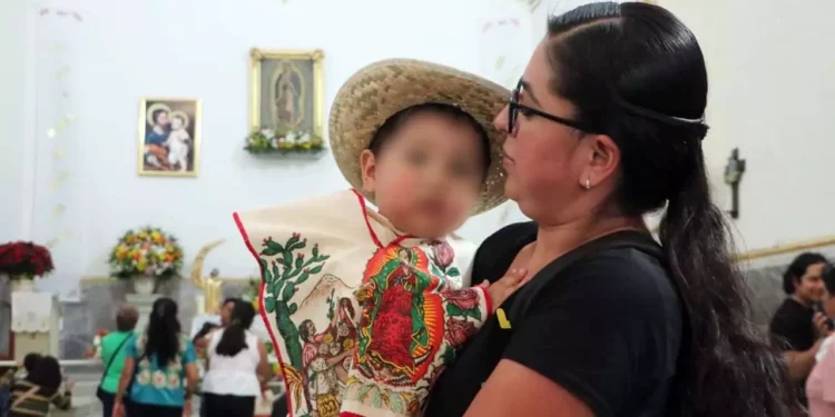 Foto: Adrián Gaytán // Una tradición de inicio de la fe, señalan padres como Jaime y Anel al acudir con su pequeño.