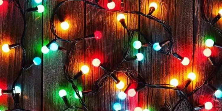 Uno de los principales factores de riesgo en esta temporada es dejar conectadas las luces navideñas.