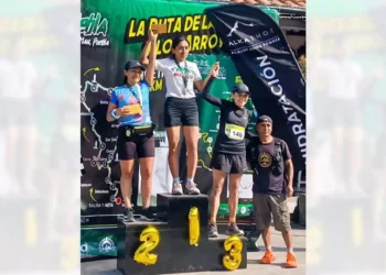 Foto: internet // Vicencia Felipe, del equipo de atletismo Legión Mixteca, gana el Ultra Trail Bosque de Niebla 2025.
