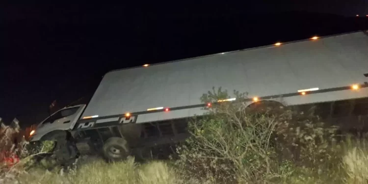 Fuerte viento provoca volcadura de camión de carga en carretera del Istmo de Tehuantepec