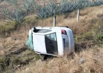Volcadura de vehículo compacto deja dos lesionados en la carretera 190
