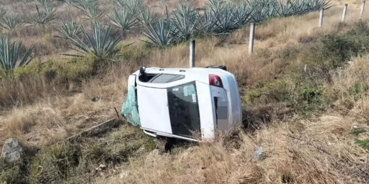 Volcadura de vehículo compacto deja dos lesionados en la carretera 190