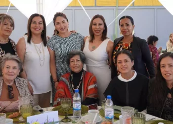 Fotos: Rubén Morales // Voluntarios y colaboradores del Comedor Comunitario Lili durante el desayuno conmemorativo por su 15 aniversario.