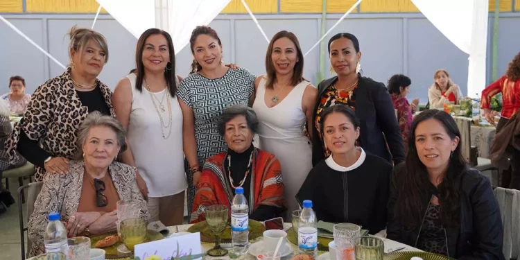 Fotos: Rubén Morales // Voluntarios y colaboradores del Comedor Comunitario Lili durante el desayuno conmemorativo por su 15 aniversario.