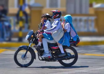 Foto: internet - ilustrativa // Exigen campañas para evitar traslado de menores en moto.