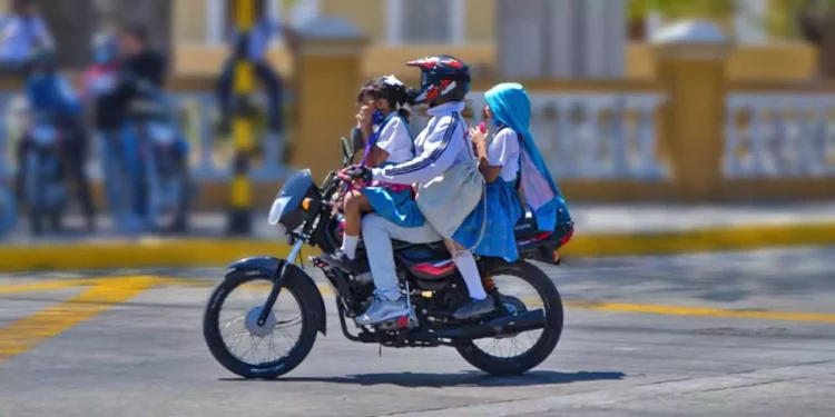 Foto: internet - ilustrativa // Exigen campañas para evitar traslado de menores en moto.