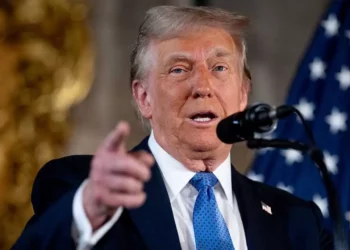 Amaga Trump con arancel de 5% por deuda de México por agua