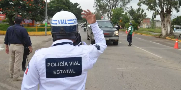 Foto: gobierno de Oaxaca // Reconocen el esfuerzo, disciplina y vocación de los agentes viales.