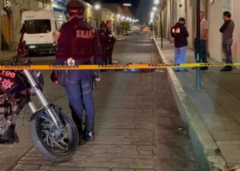 Taxi arrolla a adulto mayor y huye entre las calles vacías