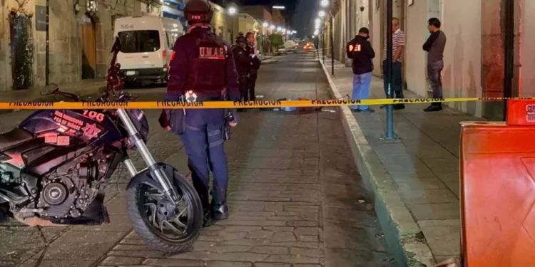 Taxi arrolla a adulto mayor y huye entre las calles vacías