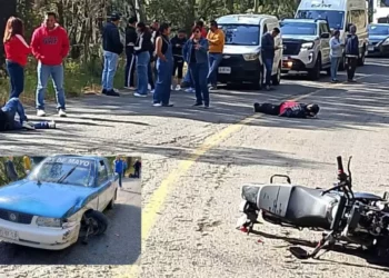 Grave choque entre motocicleta y taxi paraliza carretera Tlaxiaco–Yucudaa