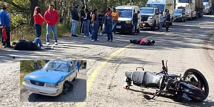Grave choque entre motocicleta y taxi paraliza carretera Tlaxiaco–Yucudaa