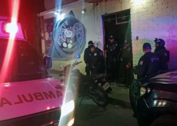 Agentes de la Fiscalía y policías municipales acordonaron la zona mientras vecinos y compañeros del gremio de transportistas observaban la escena del crimen.