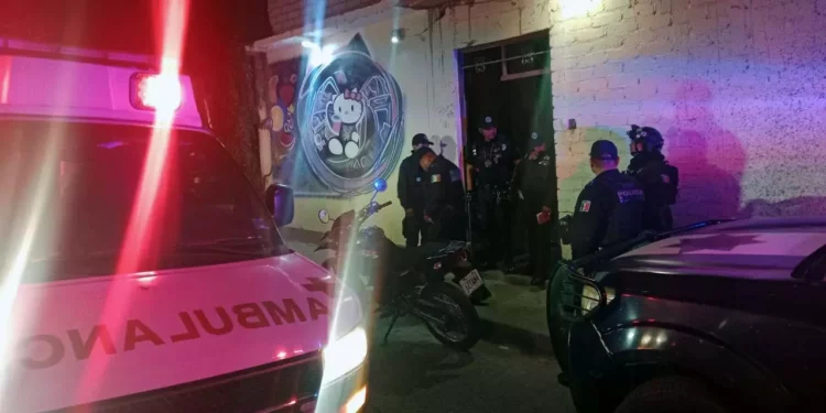 Agentes de la Fiscalía y policías municipales acordonaron la zona mientras vecinos y compañeros del gremio de transportistas observaban la escena del crimen.