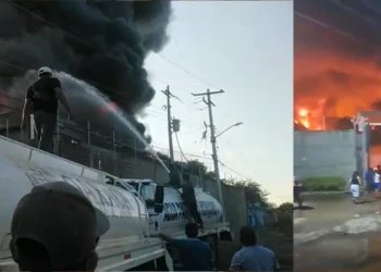 VIDEO | Voraz incendio arrasa bodega de plásticos y expone carencia de cuerpo de bomberos en Tehuantepec