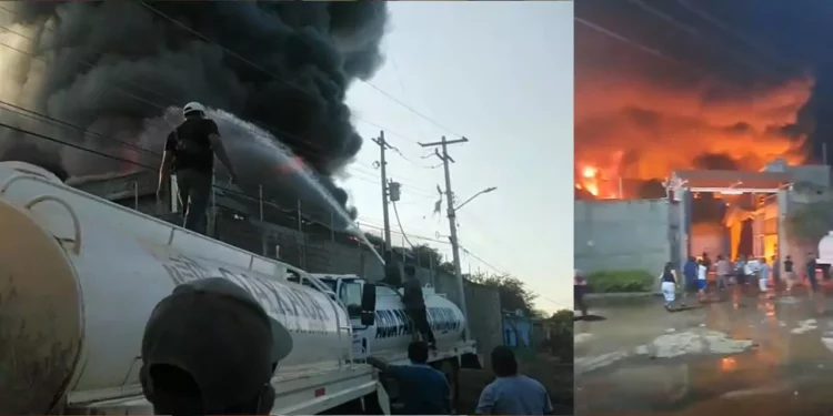 VIDEO | Voraz incendio arrasa bodega de plásticos y expone carencia de cuerpo de bomberos en Tehuantepec