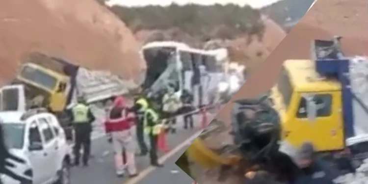 VIDEO | Fatal choque en la súper Oaxaca–Tehuacán deja un muerto y al menos 12 lesionados
