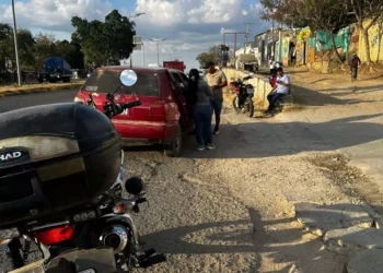 El joven motociclista recibió atención prehospitalaria tras ser arrollado en la carretera Oaxaca–Puerto Ángel.