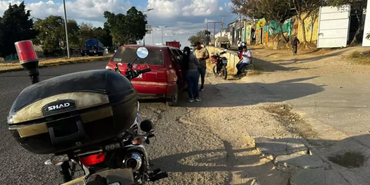 El joven motociclista recibió atención prehospitalaria tras ser arrollado en la carretera Oaxaca–Puerto Ángel.