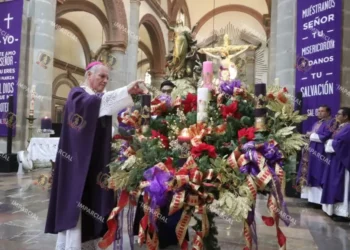 Foto: Adrián Gaytán // El Arzobispo, Pedro Vázquez Villalobos, encabezó la ceremonia del segundo domingo de Adviento.
