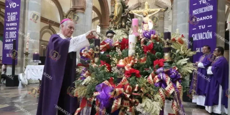 Foto: Adrián Gaytán // El Arzobispo, Pedro Vázquez Villalobos, encabezó la ceremonia del segundo domingo de Adviento.