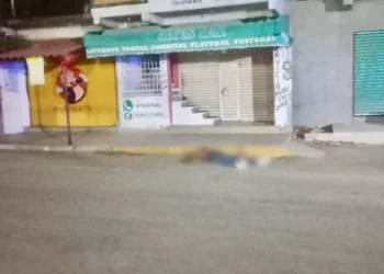 Violencia irrumpe en Salina Cruz: persiguen y asesinan a un hombre en la vía pública