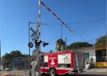 Fuertes vientos provocan falla en cruce ferroviario de Salina Cruz