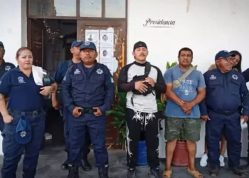 Policías municipales protestan por falta de aguinaldo en Tehuantepec