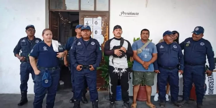 Policías municipales protestan por falta de aguinaldo en Tehuantepec