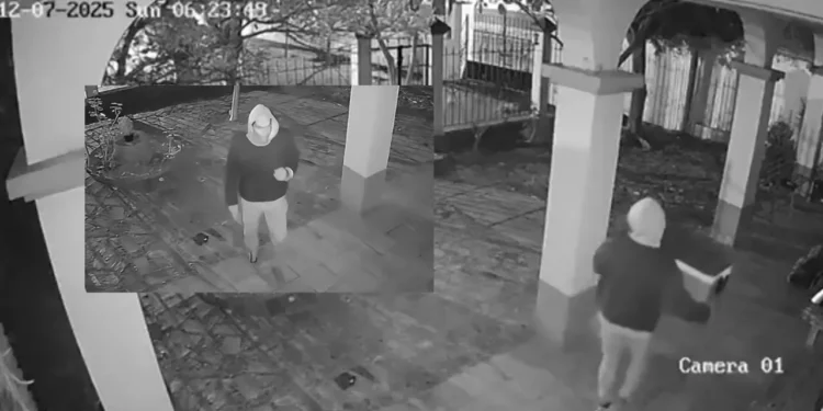VIDEO | Ladrón madrugador vuelve a golpear en Xochimilco: cámara capta su fuga con hielera en mano