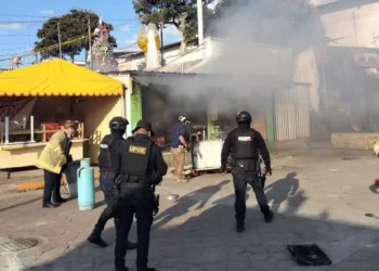 Rescatistas de Protección Civil atendieron la taquería tras un flamazo causado por una fuga de gas LP.