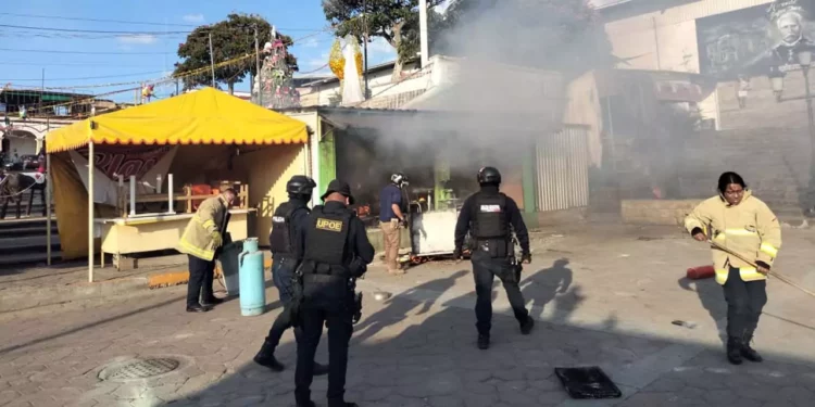 Rescatistas de Protección Civil atendieron la taquería tras un flamazo causado por una fuga de gas LP.