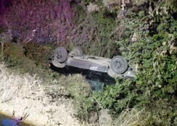 Madrugadazo y volcadura en la mixteca deja solo pérdidas materiales