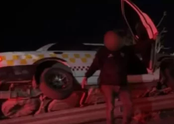 Taxi sale de la carpeta asfáltica y deja un lesionado en la carretera Huajuapan–Tehuacán