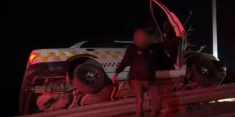 Taxi sale de la carpeta asfáltica y deja un lesionado en la carretera Huajuapan–Tehuacán