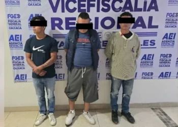 Detienen a tres hombres por narcomenudeo frente a escuela en Santa María Coyotepec