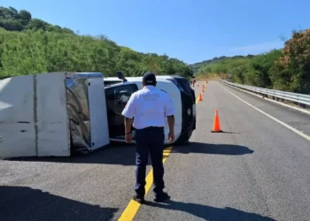 Volcadura en la autopista a Puerto Escondido reaviva dudas sobre seguridad vial en la zona