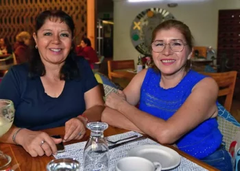 Fotos: Rubén Morales // Las hermanas Carina Vásquez Ramírez y Rosalba Vásquez Ramírez disfrutaron de un delicioso desayuno en el restaurante Casa Palmeras.