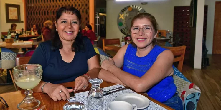 Fotos: Rubén Morales // Las hermanas Carina Vásquez Ramírez y Rosalba Vásquez Ramírez disfrutaron de un delicioso desayuno en el restaurante Casa Palmeras.