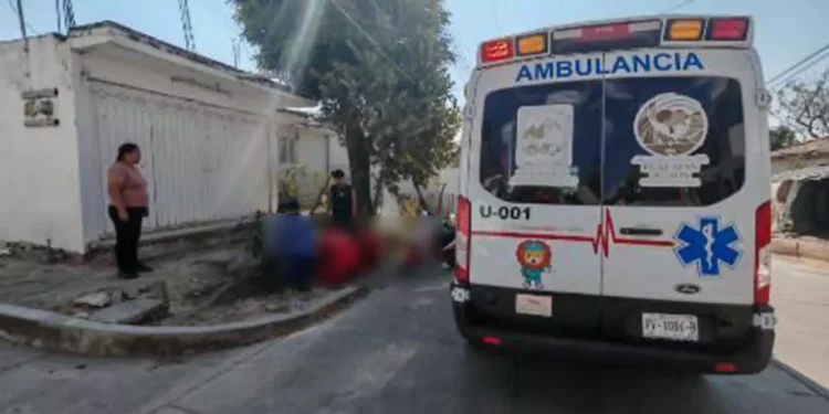 Auxilian a joven lesionada.